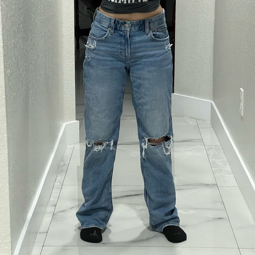 (SOLD) American Eagle Stretch Curvy Ripped Straight Jean (READ DESCRIPTION)